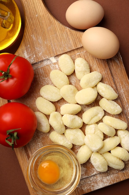 Concept van koken met rauwe aardappel gnocchi bovenaanzicht