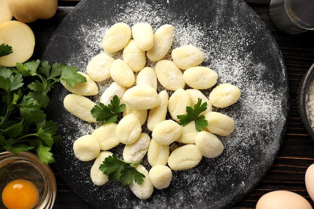 Foto concept van koken met rauwe aardappel gnocchi bovenaanzicht