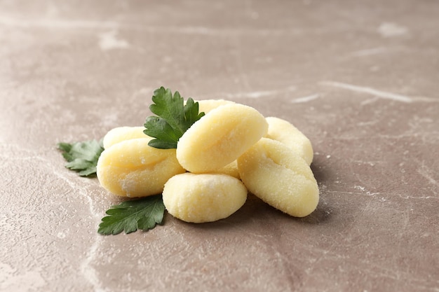 Concept van koken met rauwe aardappel gnocchi close-up