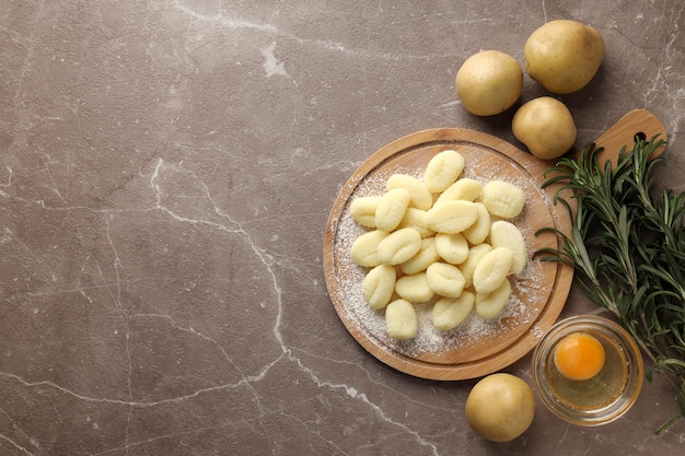 Concept van koken met rauwe aardappel gnocchi ruimte voor tekst