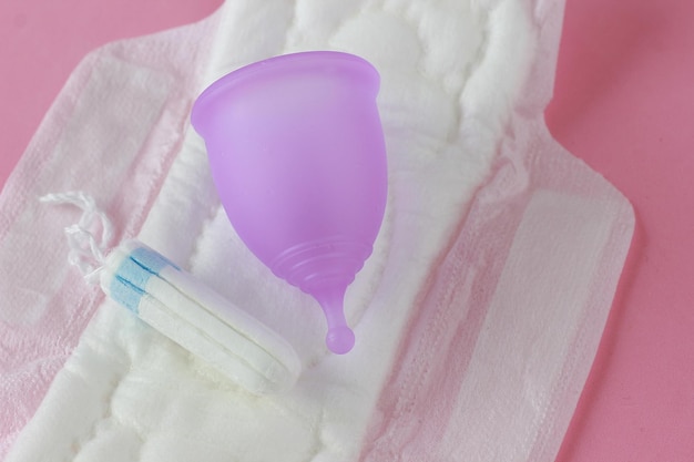 Concept van kritieke dagen menstruatie alternatieve keuze is een menstruatiecup of maandverband en tampons