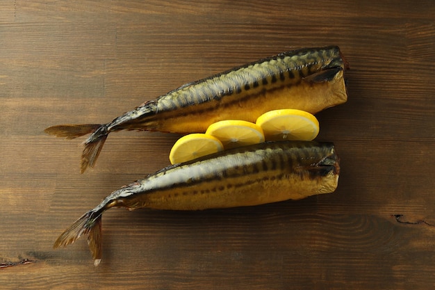 Concept van lekker eten gerookte makreel op houten achtergrond