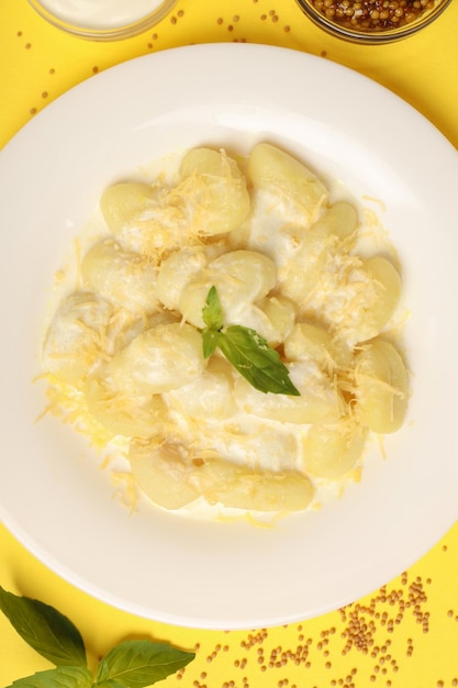 Concept van lekker eten met aardappel gnocchi, bovenaanzicht