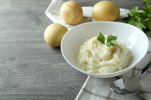 Concept van lekker eten met aardappelpuree op grijze tafel