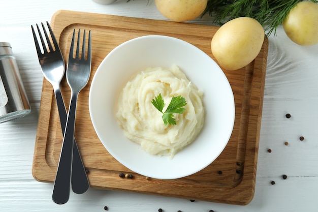 Concept van lekker eten met aardappelpuree op witte houten tafel