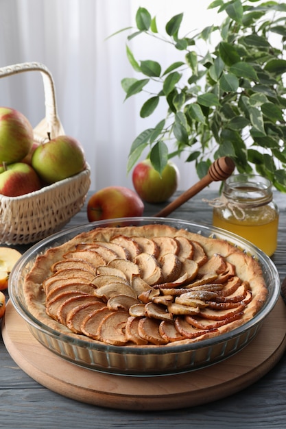 Concept van lekker eten met appeltaart op houten tafel