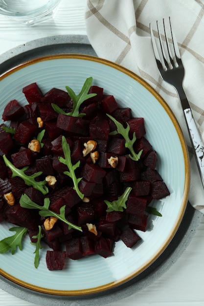 Concept van lekker eten met bietensalade op houten tafel