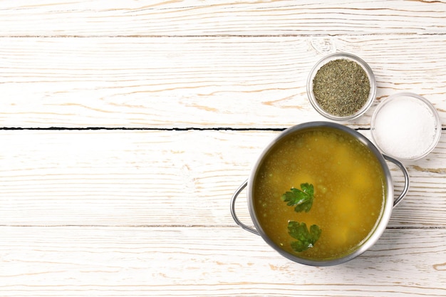 Concept van lekker eten met bouillon op witte houten achtergrond