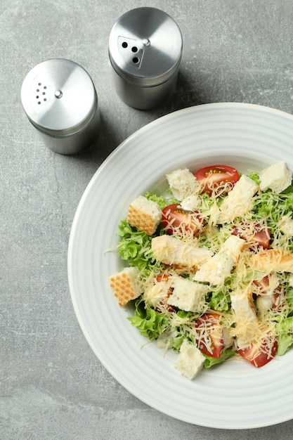 Concept van lekker eten met Caesar salade op grijze gestructureerde achtergrond