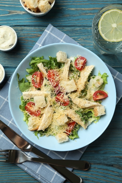 Concept van lekker eten met Caesarsalade op houten tafel