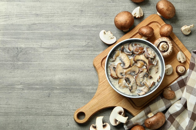Concept van lekker eten met champignonsaus op grijze houten achtergrond