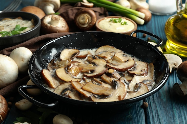 Concept van lekker eten met champignonsaus op houten achtergrond