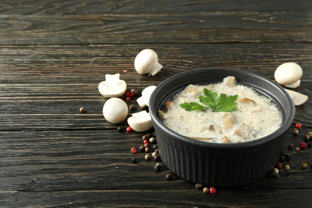 Concept van lekker eten met champignonsaus op houten achtergrond