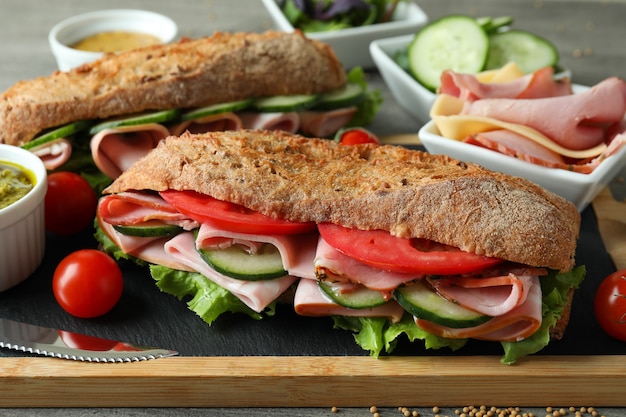 Concept van lekker eten met ciabatta sandwiches, close-up