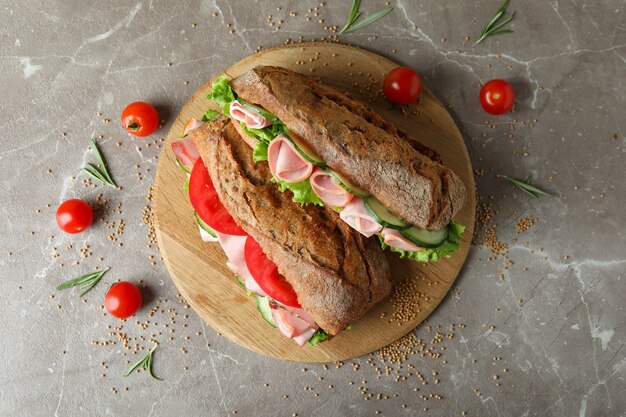 Concept van lekker eten met ciabatta sandwiches op grijze getextureerde tafel