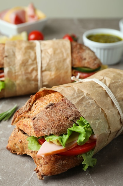 Concept van lekker eten met ciabatta sandwiches op grijze getextureerde tafel