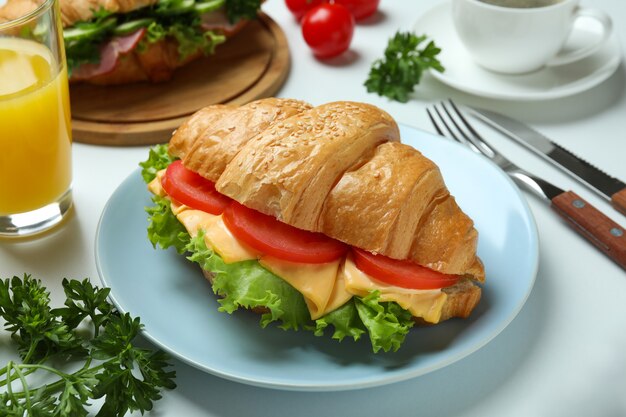 Concept van lekker eten met croissantsandwich, close-up