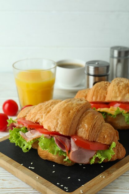 Concept van lekker eten met croissantsandwich, close-up