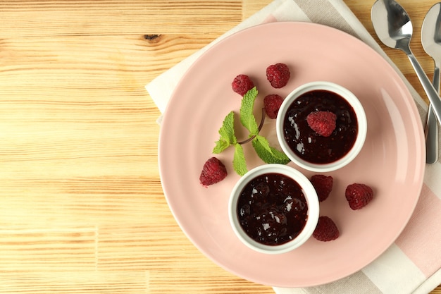 Concept van lekker eten met frambozenjam op houten achtergrond