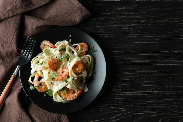 Concept van lekker eten met garnalenpasta op houten tafel