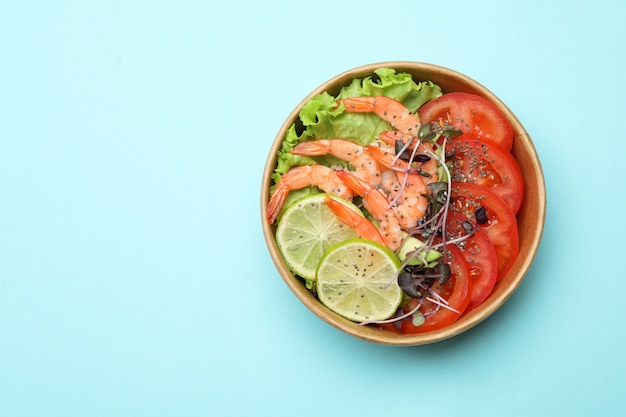 Concept van lekker eten met garnalensalade op blauwe achtergrond