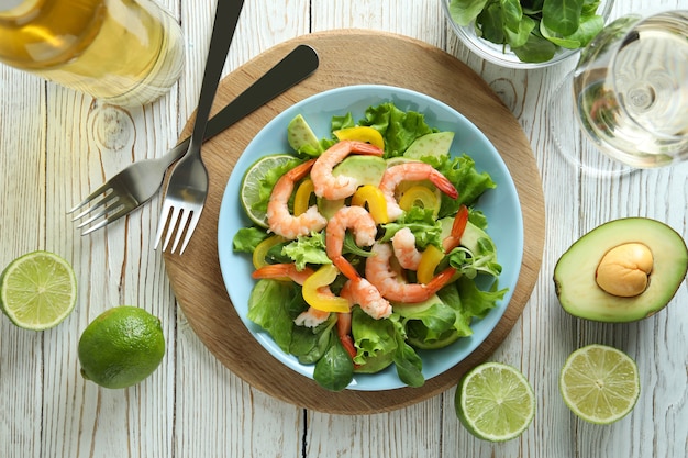 Concept van lekker eten met garnalensalade op houten tafel