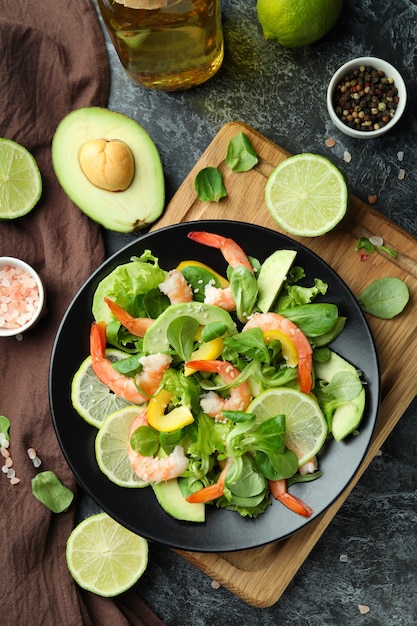 Concept van lekker eten met garnalensalade op zwarte rokerige achtergrond