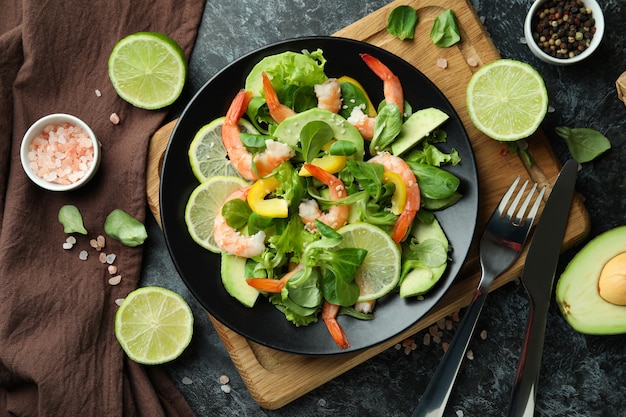 Concept van lekker eten met garnalensalade op zwarte rokerige achtergrond