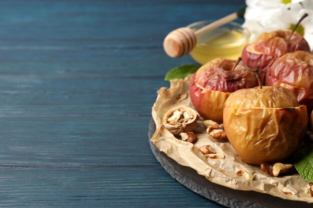 Concept van lekker eten met gebakken appels op houten tafel