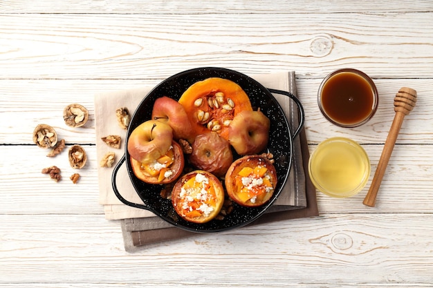 Concept van lekker eten met gebakken appels op witte houten tafel