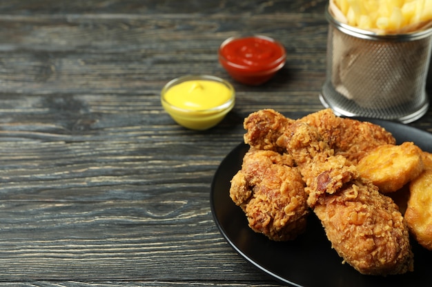 Concept van lekker eten met gebakken kip op houten achtergrond