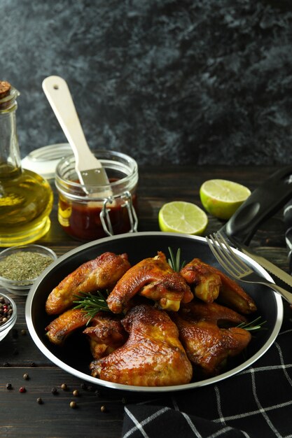 Concept van lekker eten met gebakken kippenvleugels op houten tafel