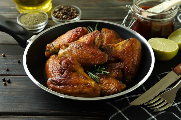 Concept van lekker eten met gebakken kippenvleugels op houten