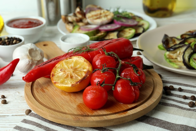 Concept van lekker eten met gegrilde groenten, close-up