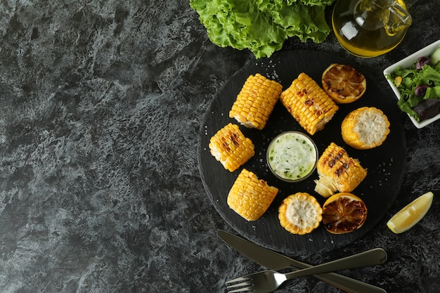 Concept van lekker eten met gegrilde maïs