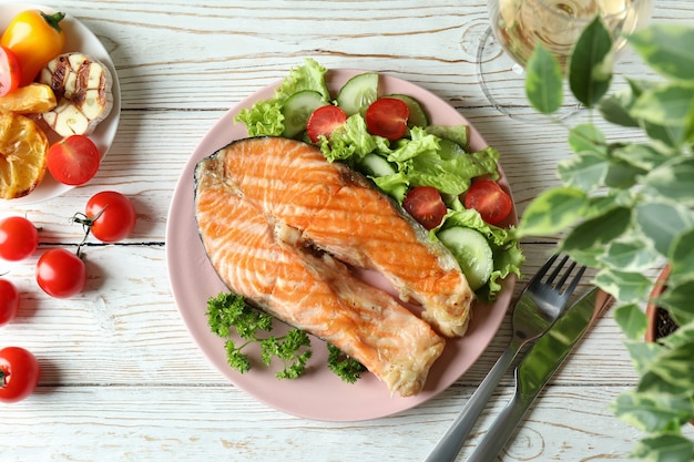 Concept van lekker eten met gegrilde zalm, bovenaanzicht