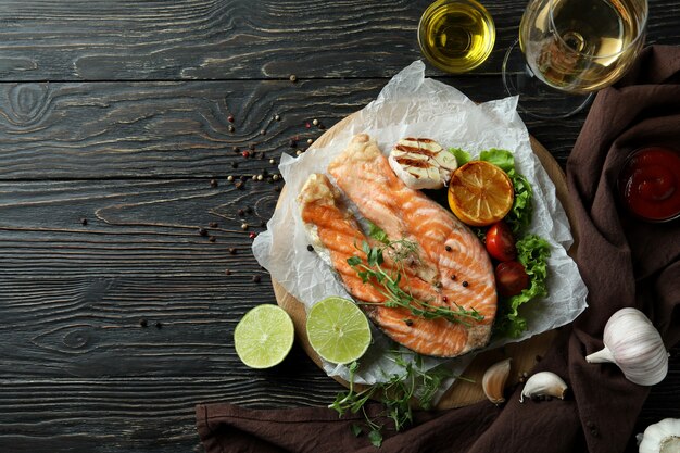 Concept van lekker eten met gegrilde zalm, ruimte voor tekst