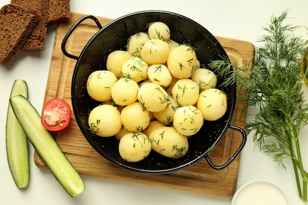 Concept van lekker eten met gekookte jonge aardappelen bovenaanzicht