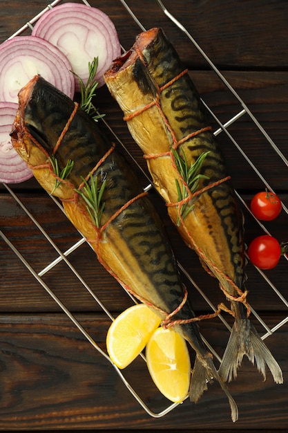 Foto concept van lekker eten met gerookte makreel op houten tafel