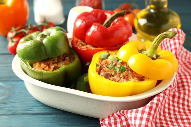 Concept van lekker eten met "gevulde peper op houten achtergrond"