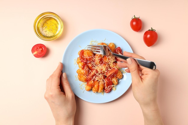 Concept van lekker eten met gnocchi bovenaanzicht