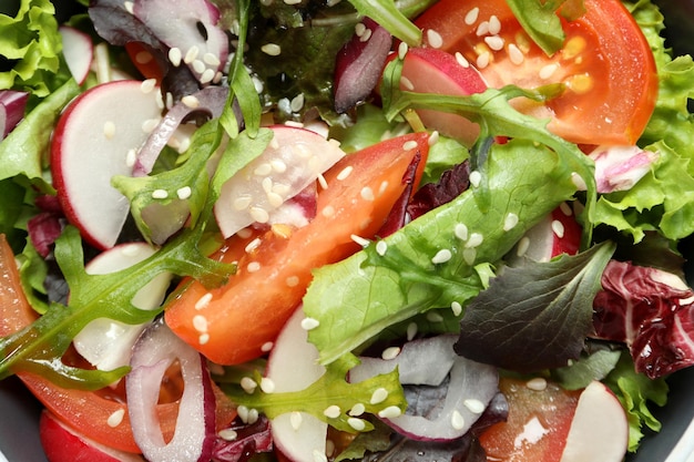 Concept van lekker eten met groentesalade met overal tahinisaus