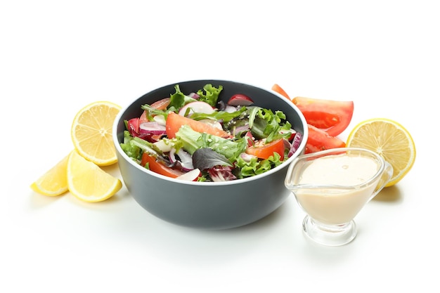 Concept van lekker eten met groentesalade met tahinisaus geïsoleerd op een witte achtergrond