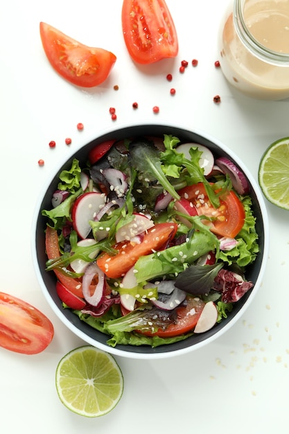 Concept van lekker eten met groentesalade met tahinisaus op witte achtergrond