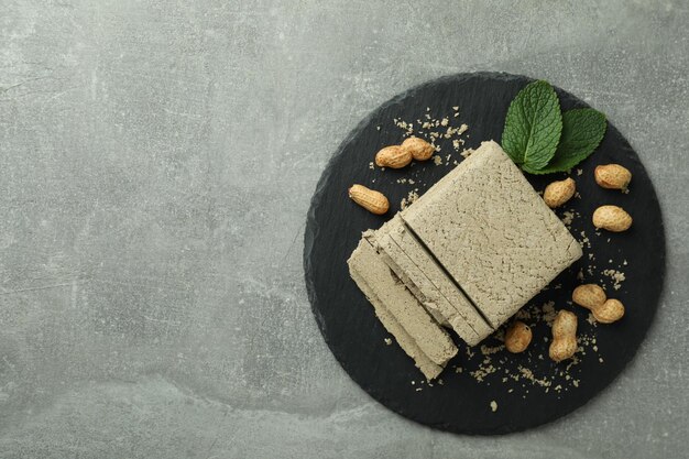 Concept van lekker eten met halva op grijze gestructureerde achtergrond