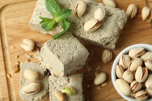 Concept van lekker eten met halva op houten achtergrond