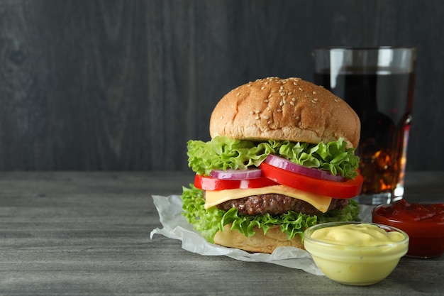 Concept van lekker eten met heerlijke hamburger