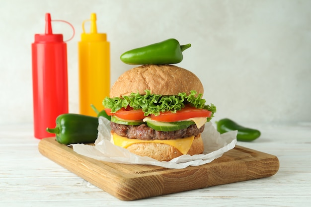 Concept van lekker eten met heerlijke hamburger