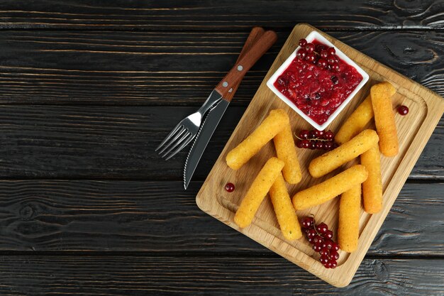 Concept van lekker eten met kaasstengels op rustieke houten tafel