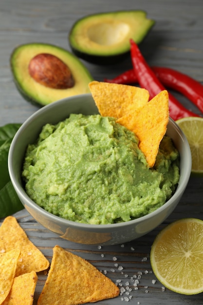 Concept van lekker eten met kom guacamole op houten achtergrond